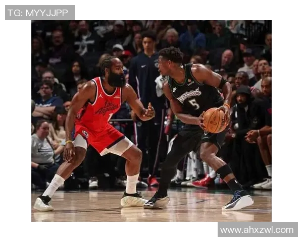 快船与森林狼激战正酣比分悬念迭起引发球迷热议 快船与森林狼激战正酣比分悬念迭起引发球迷热议