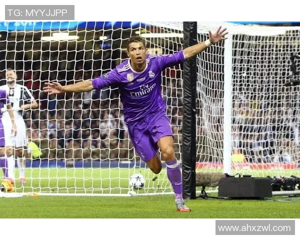 欧冠赛场惊现奇葩时刻球迷闯入抢夺C罗珍贵球衣 欧冠赛场惊现奇葩时刻球迷闯入抢夺C罗珍贵球衣